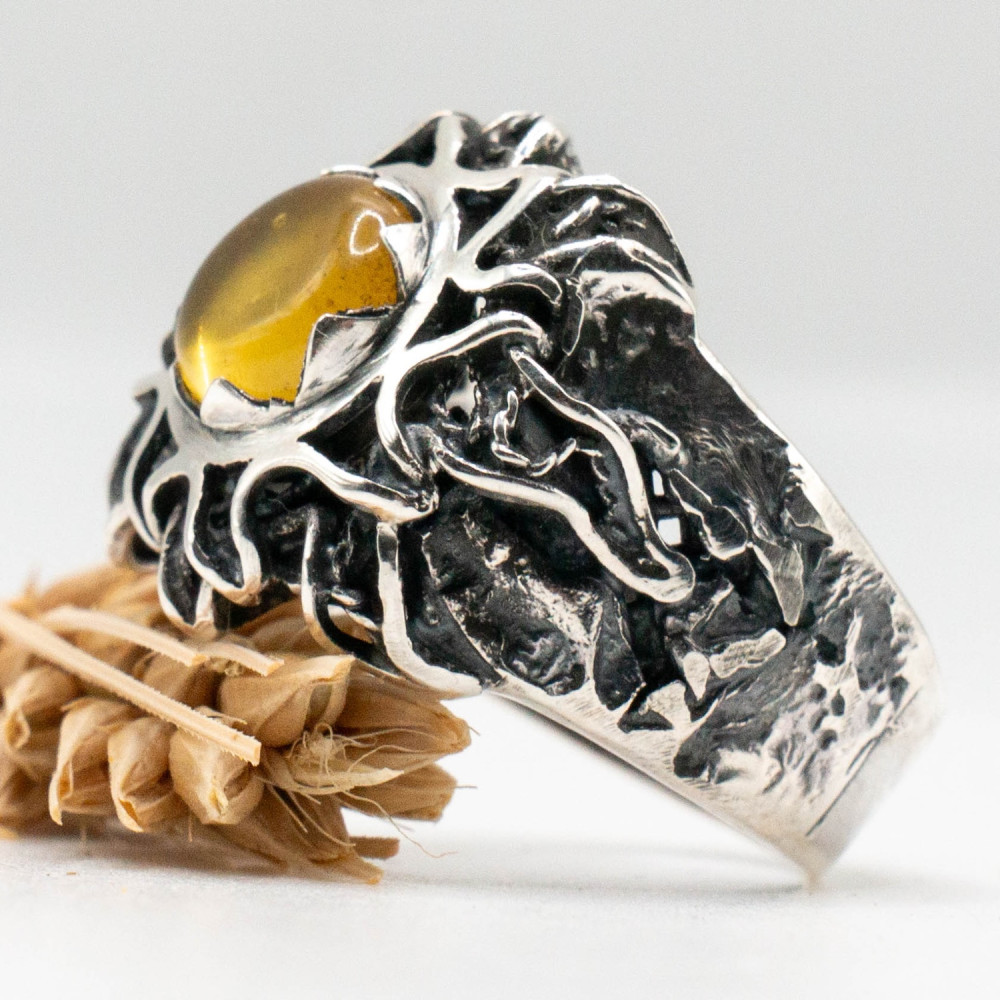 Каблучка з натуральним бурштином — авторська прикраса ручної роботи