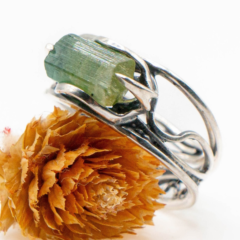 Срібна каблучка з цілісним кристалом зеленого турмаліну