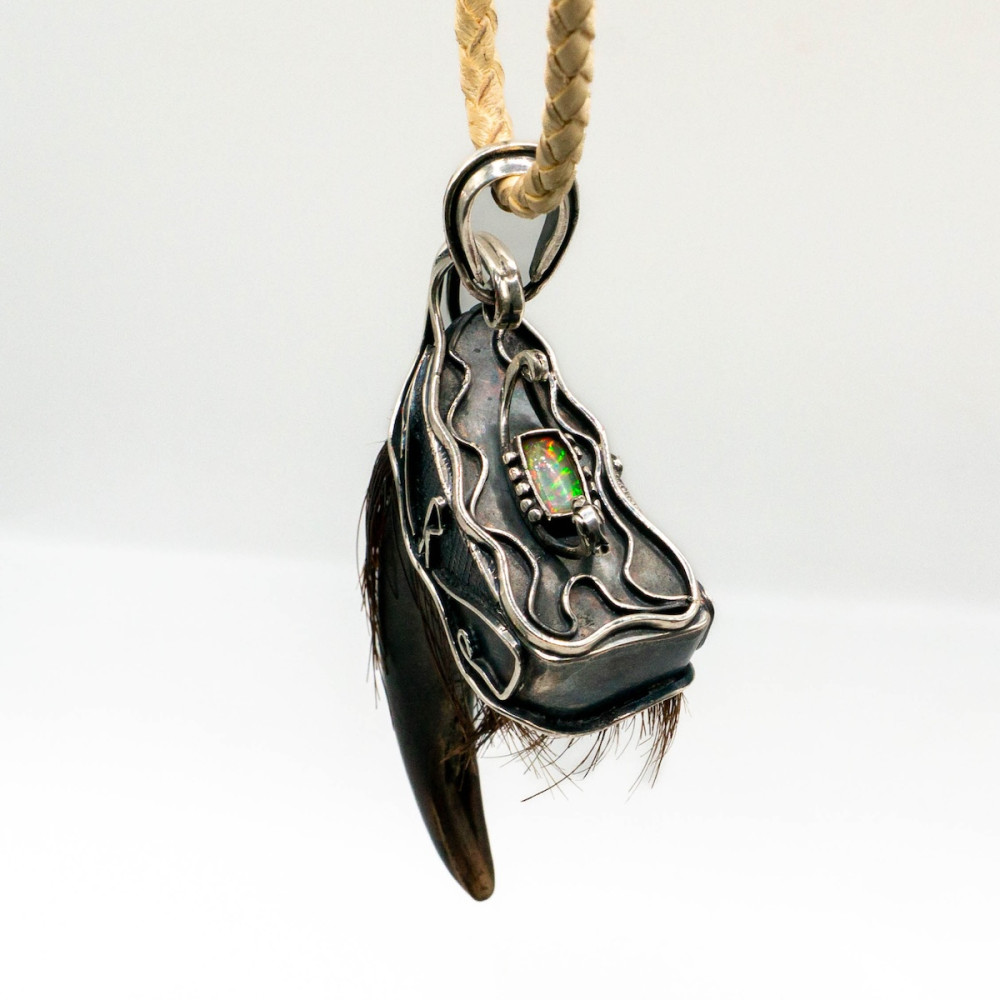 Ексклюзивний кулон із ведмежим кігтем у сріблі з натуральним опалом