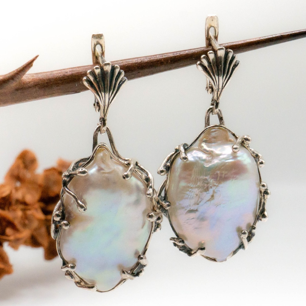 Вишукані срібні сережки з великими барочними перлами