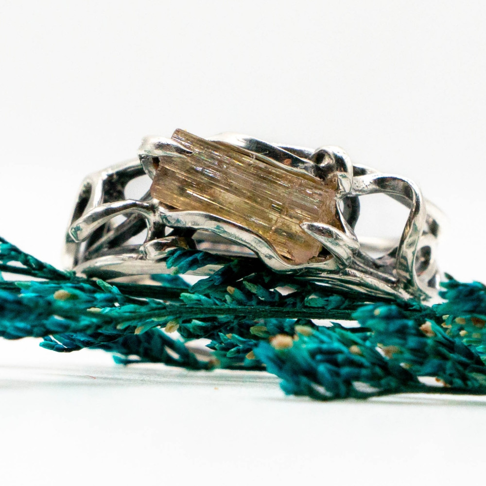 Кільце з кристалом турмаліну з жовтими блисками — авторська робота Komarov Jewelry