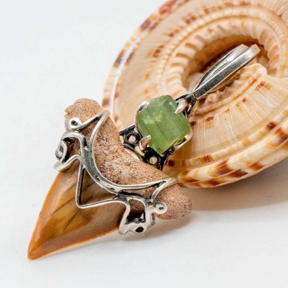 Срібний кулон з турмаліном та зубом акули