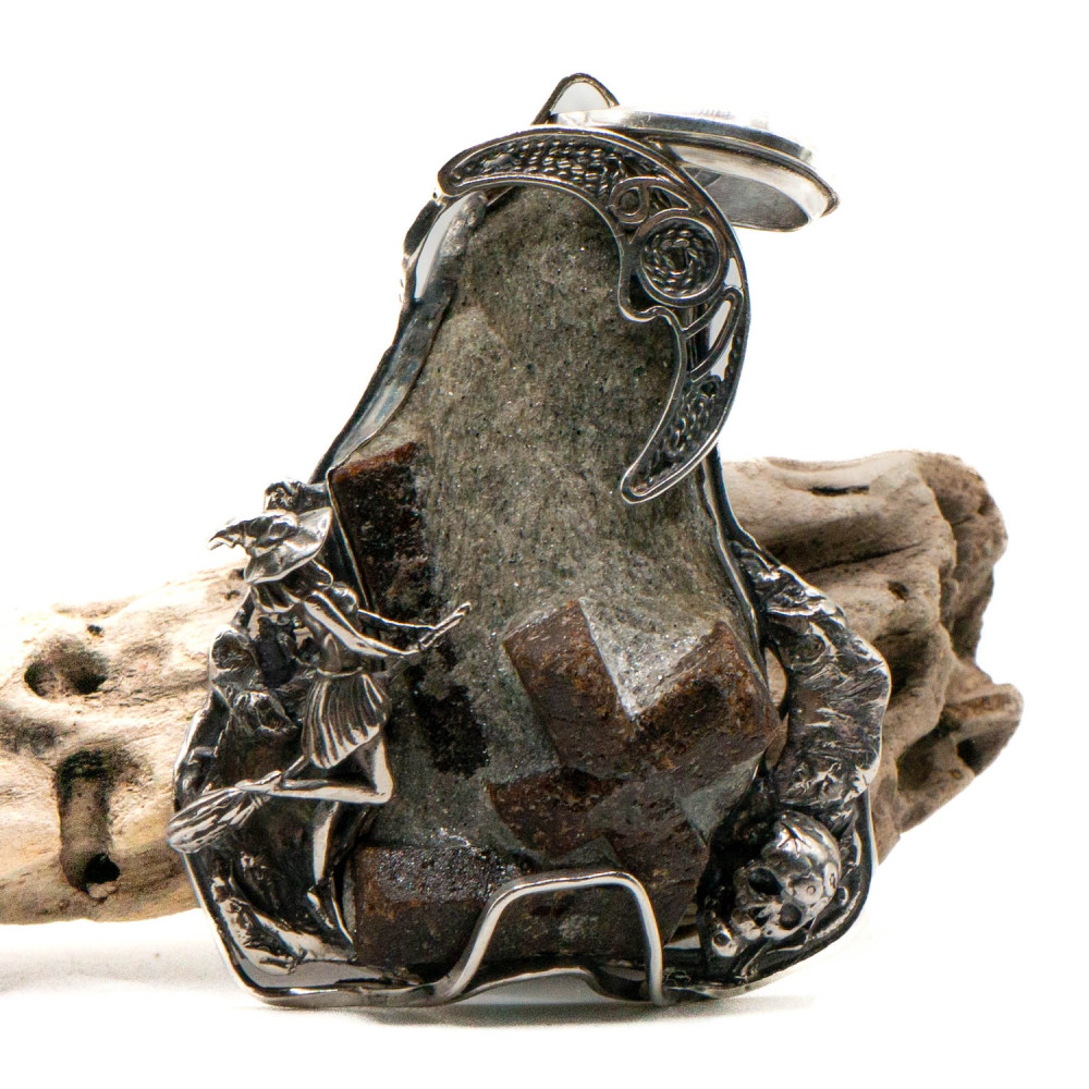 Срібний кулон зі ставролітом "Весняний шабаш"