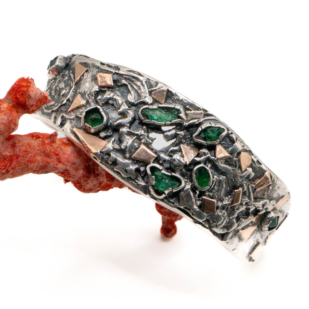 Срібний браслет із золотими акцентами та натуральними смарагдами, виконаний вручну