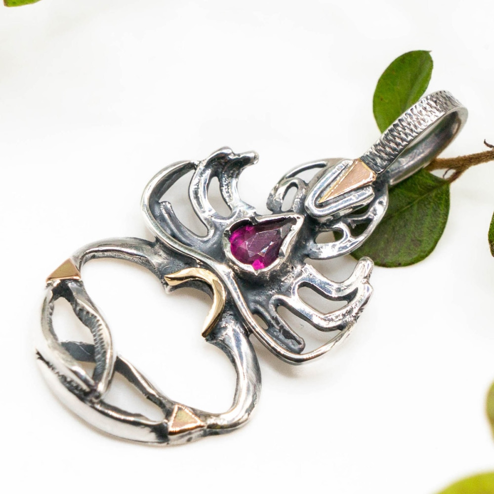 Срібний кулон у формі скорпіону із золотими акцентами та турмаліном