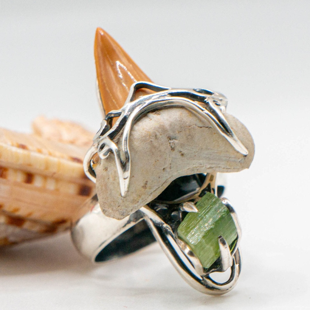 Срібна каблучка з турмаліном та зубом акули