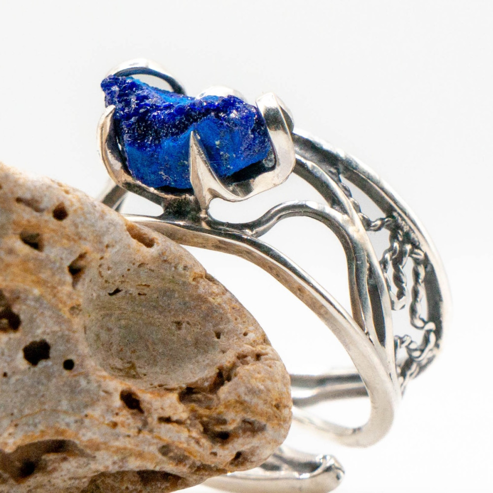 Срібна каблучка з необробленим азуритом — прикраса з глибокою цінністю