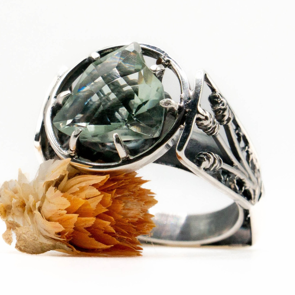 Срібна каблучка з празеолітом