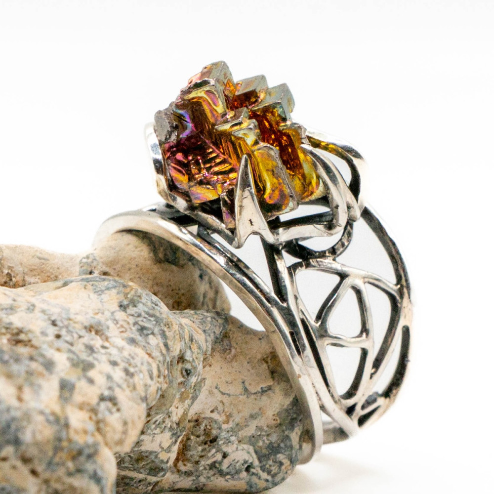 Срібна каблучка з вісмутом ажурна