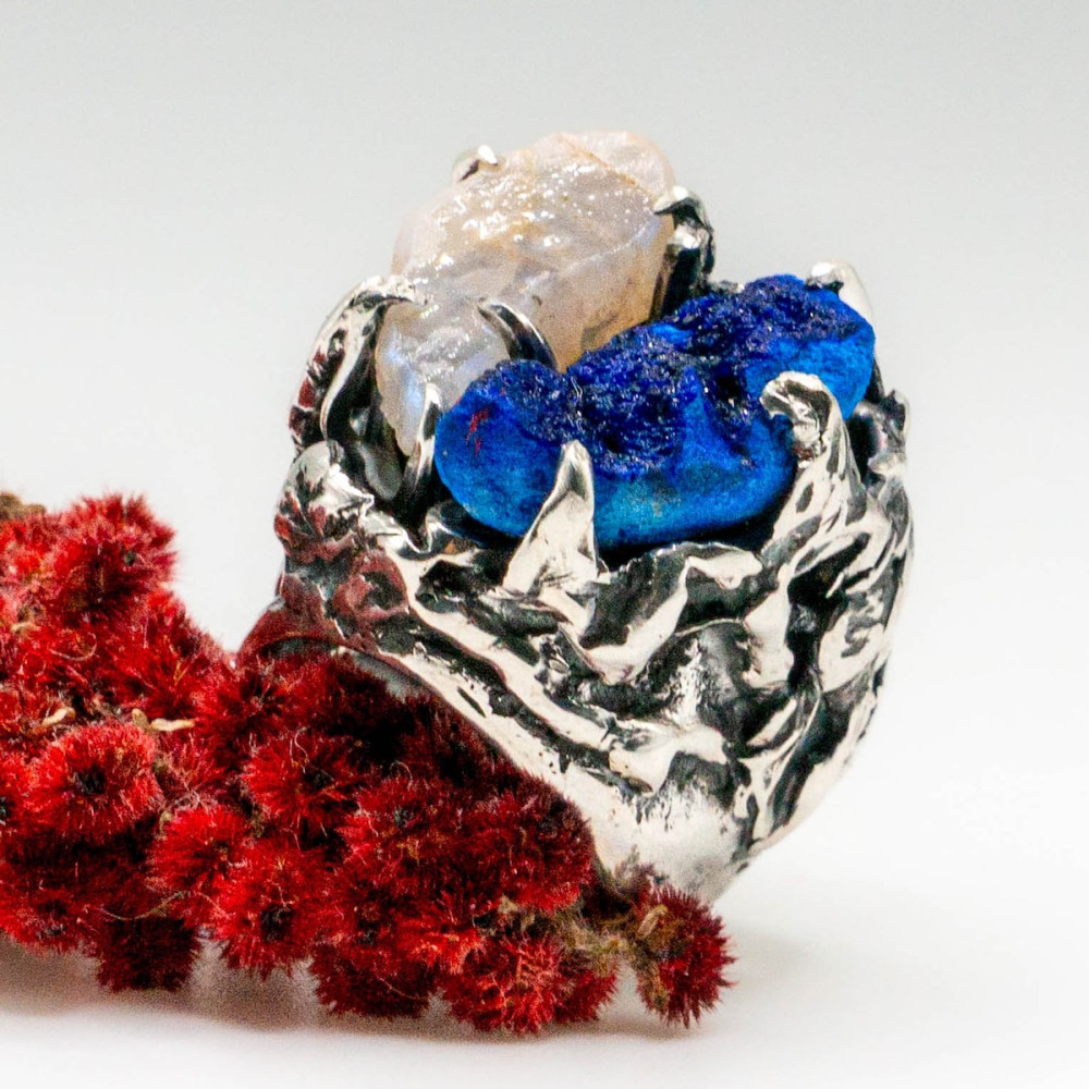 Срібна каблучка з необробленими місячним каменем та азуритом