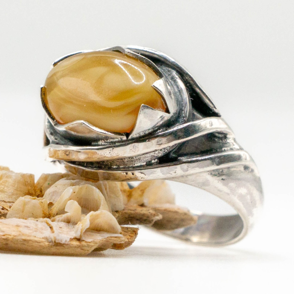 Срібна каблучка з натуральним молочним бурштином