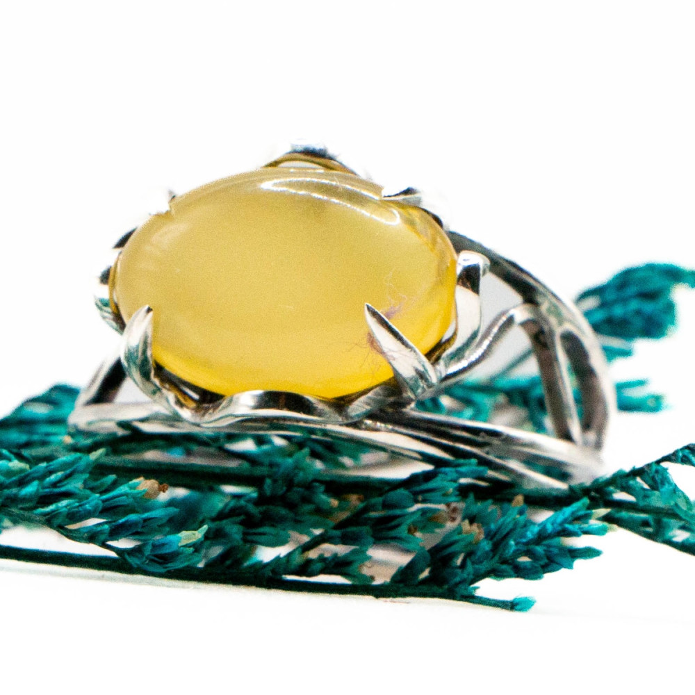 Каблучка з білим прозорим бурштином — авторська робота Komarov Jewelry