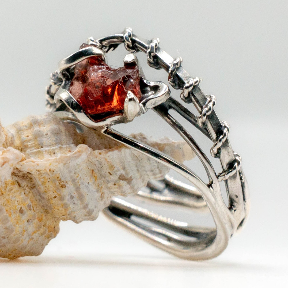 Срібна авторська каблучка з натуральним гранатом — ручна робота Komarov Jewelry