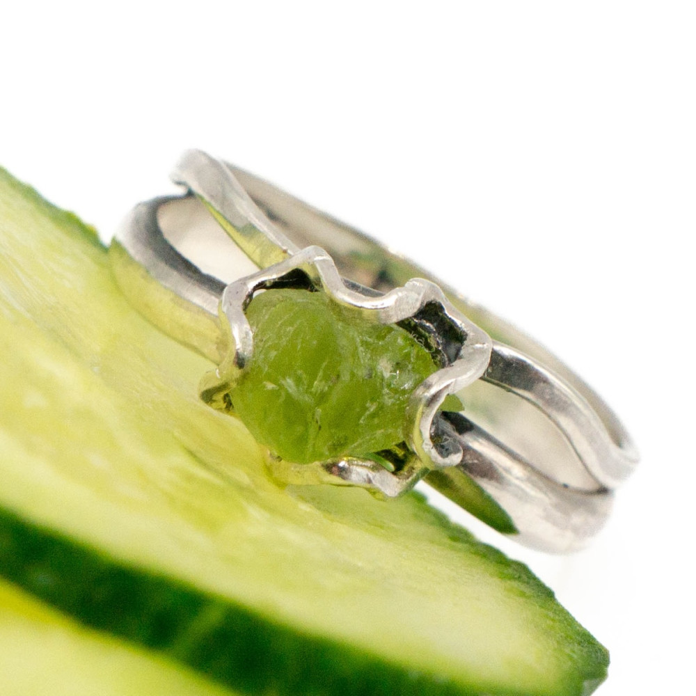 Срібна каблучка з натуральним необробленим хризолітом — прикраса живого світла