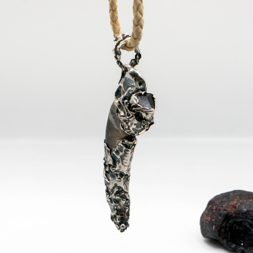 Срібний кулон із справжнім характером — потужний ведмежий кіготь у поєднанні з таємничим чорним шерлом