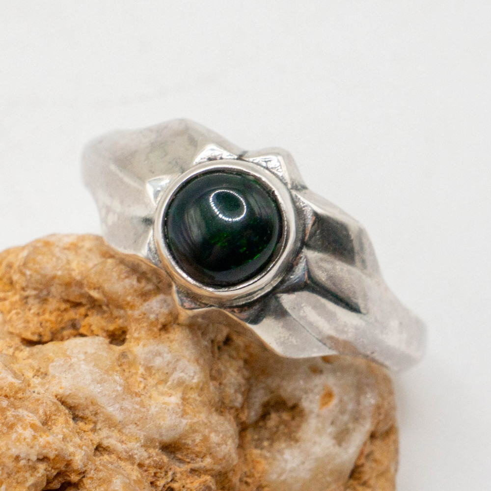Каблучка з темним опалом у сріблі — ручна робота