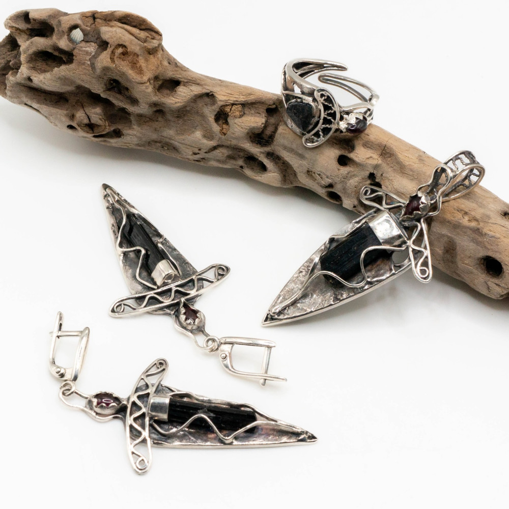Ювелірний комплект з чорним турмаліном і гранатом — авторська робота Komarov Jewelry