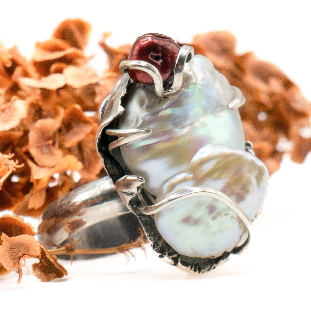 Стильна срібна каблучка з білими та чорними барочними перлами