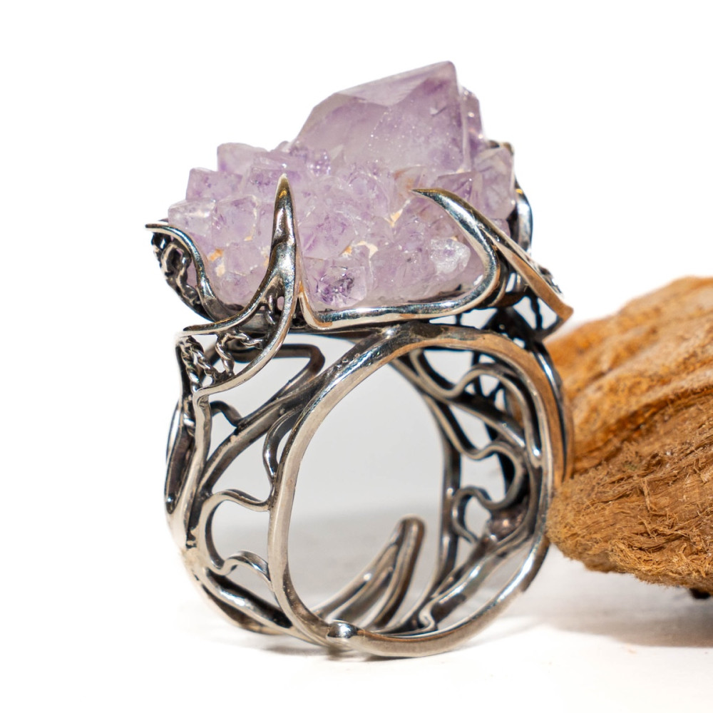 Срібна каблучка з аметистовою друзою — прикраса з первозданною, дикою красою