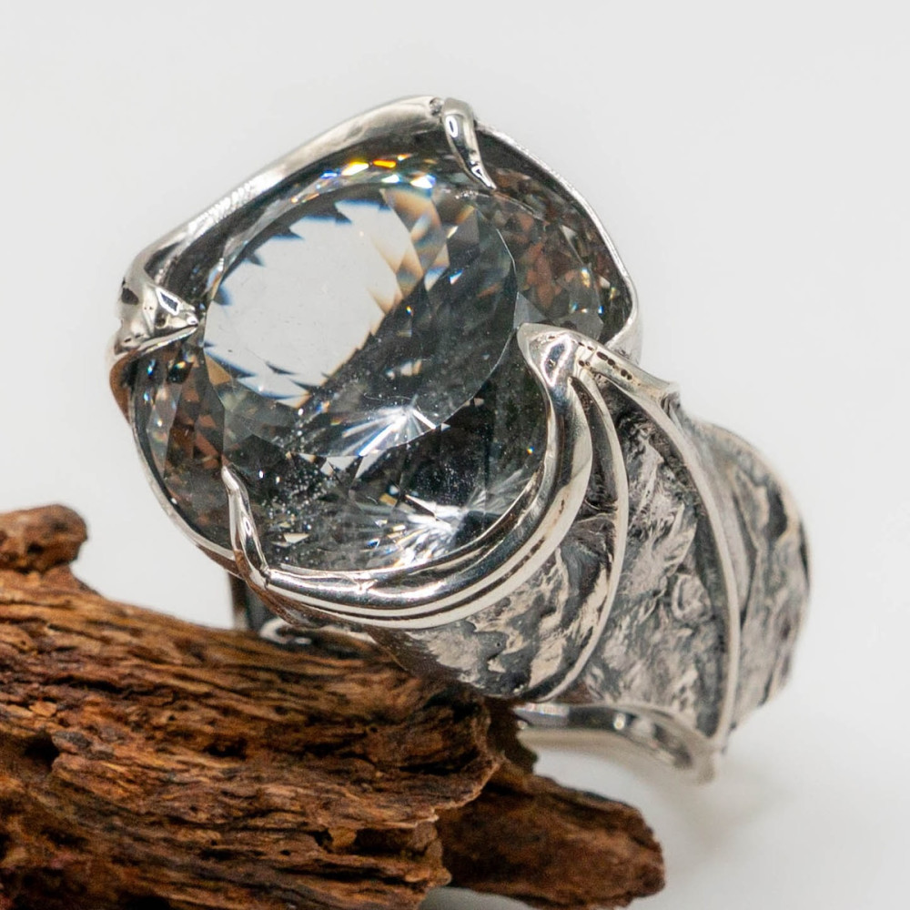 Масивна срібна каблучка з благородним топазом