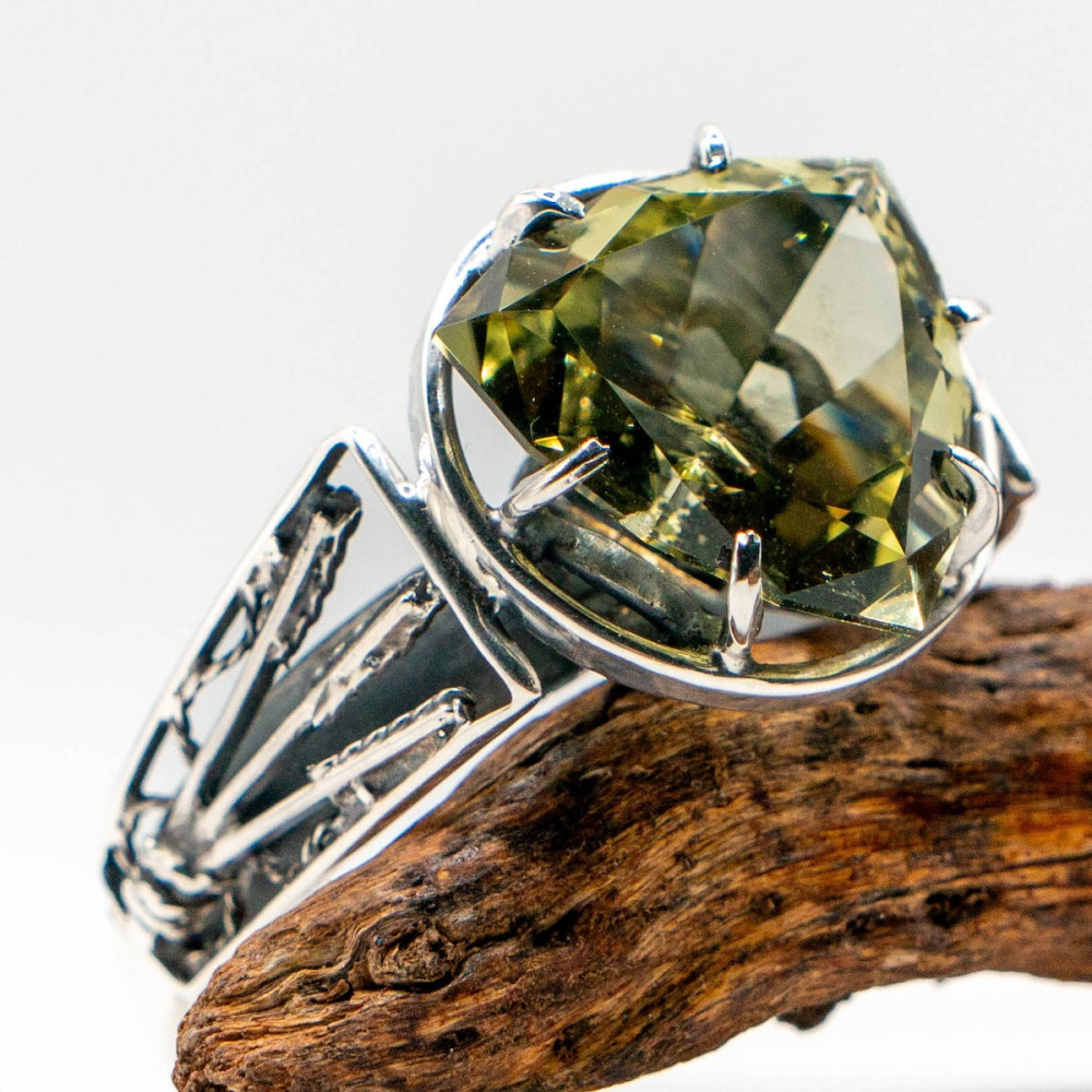 Каблучка з геліодором ніжно-зеленого відтінку в огранці