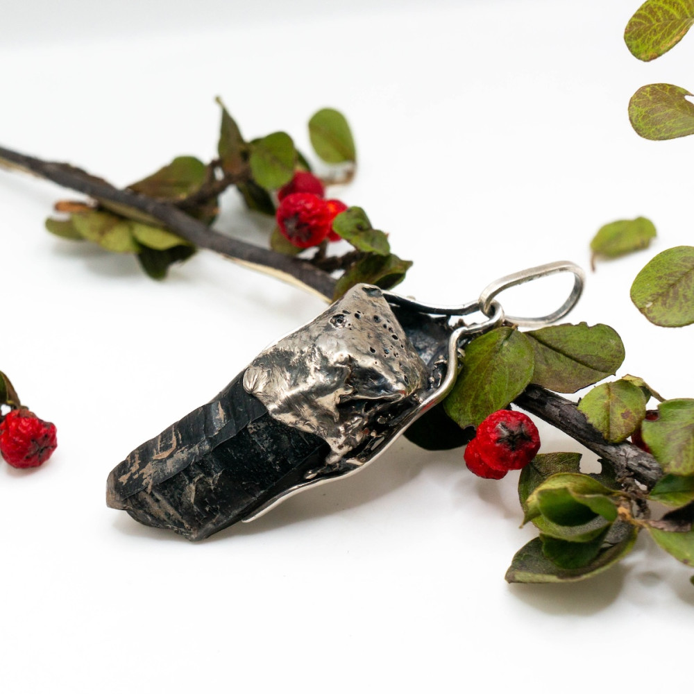 Срібний кулон із необробленим моріоном