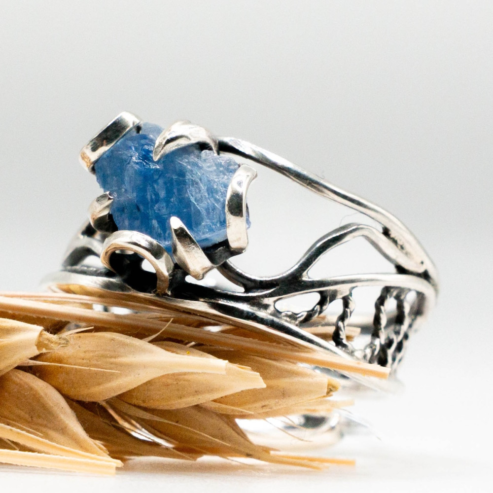 Ніжна ажурна срібна каблучка з необробленим синім кіанітом
