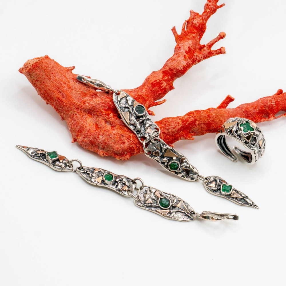 Фактурний срібний комплект із природними смарагдами, декорований золотом