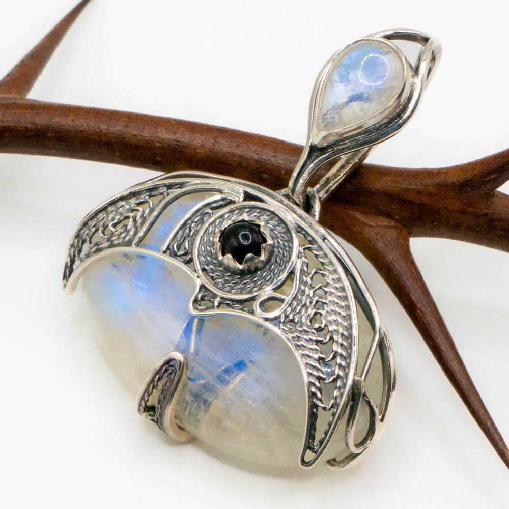 Срібний кулон з місячним каменем та чорним опалом — авторська робота Komarov Jewelry