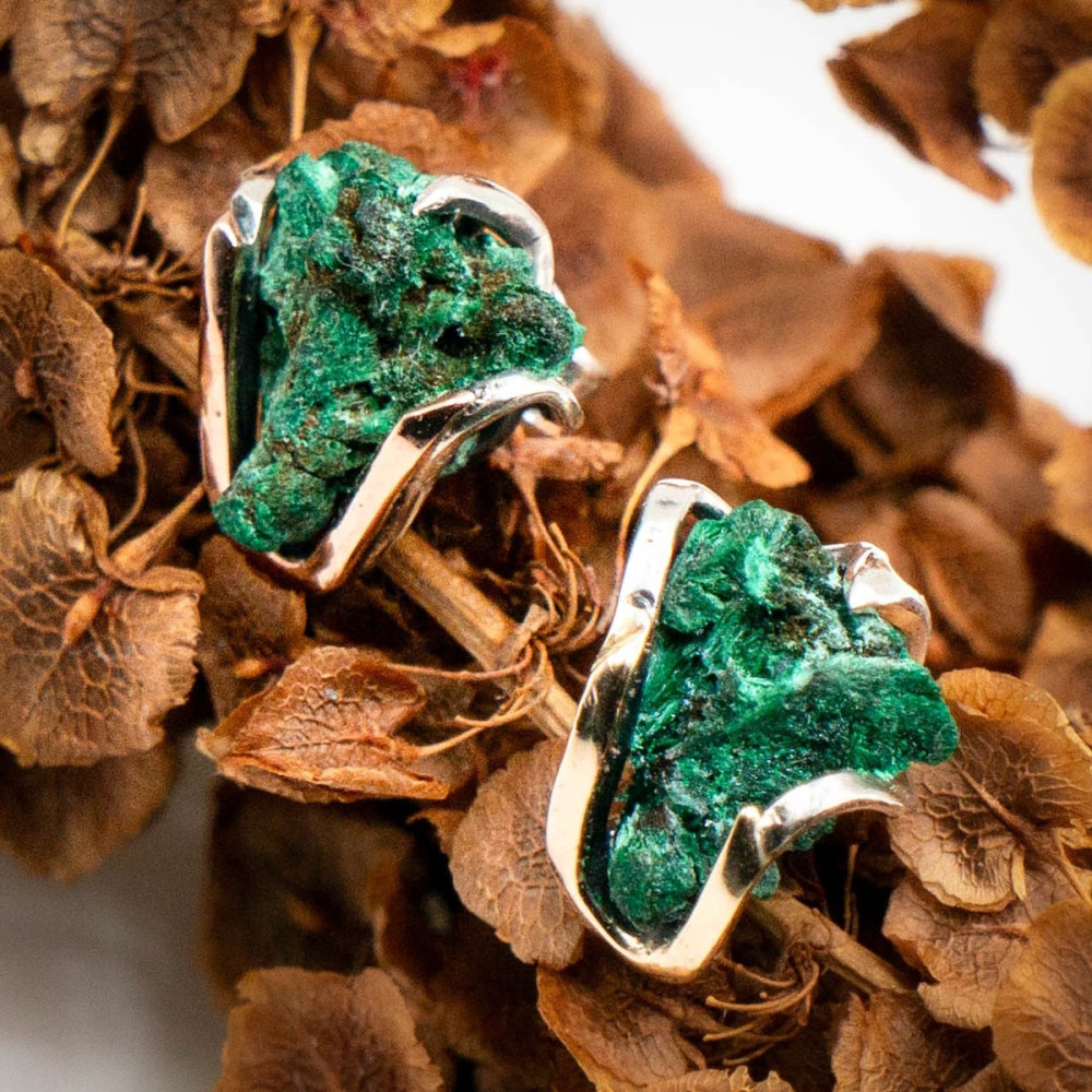 Мініатюрні сережки зі срібла з золотими акцентами та природним малахітом