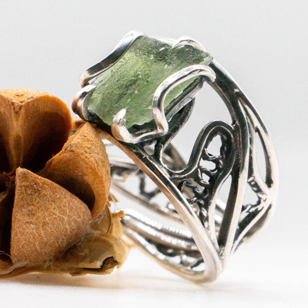 Срібна каблучка з необробленим молдавитом — прикраса з живою, первозданною енергією