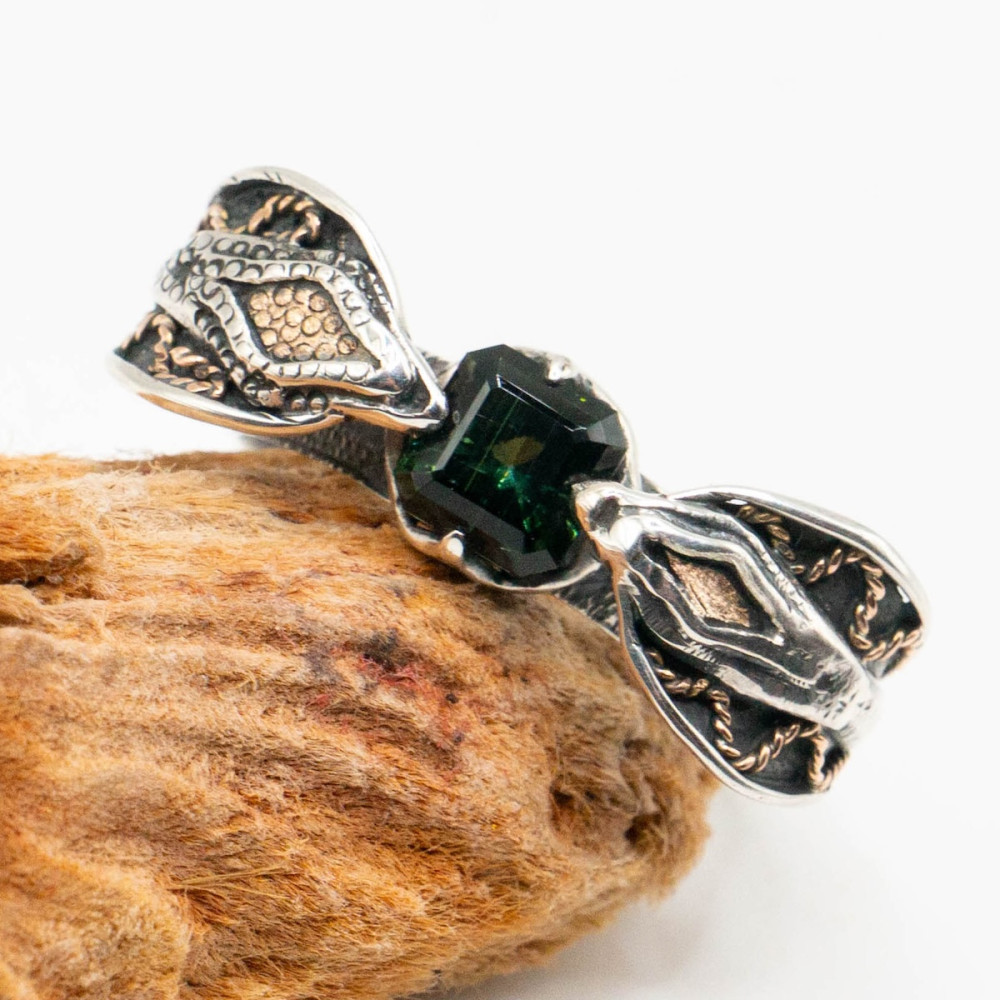 Срібне кільце з турмаліном у формі бантика