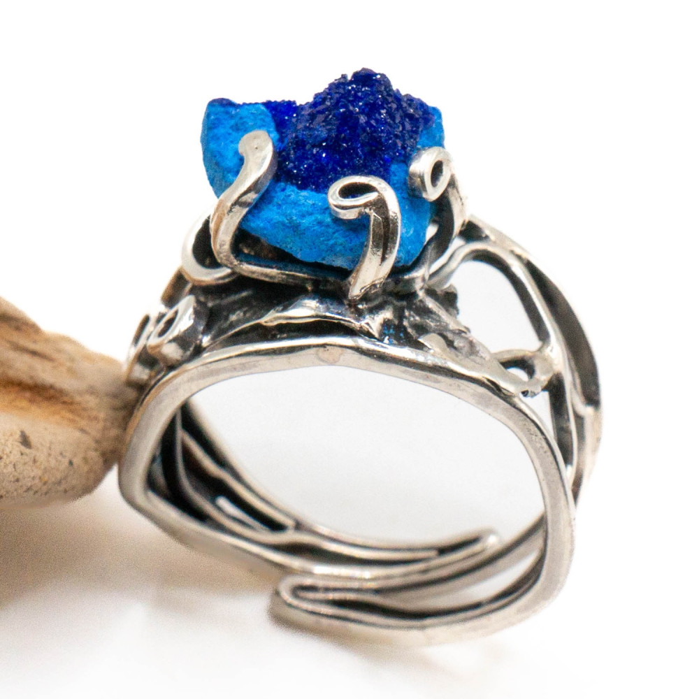 Стильне кільце з азуритом незвичайної форми в авторському виконанні