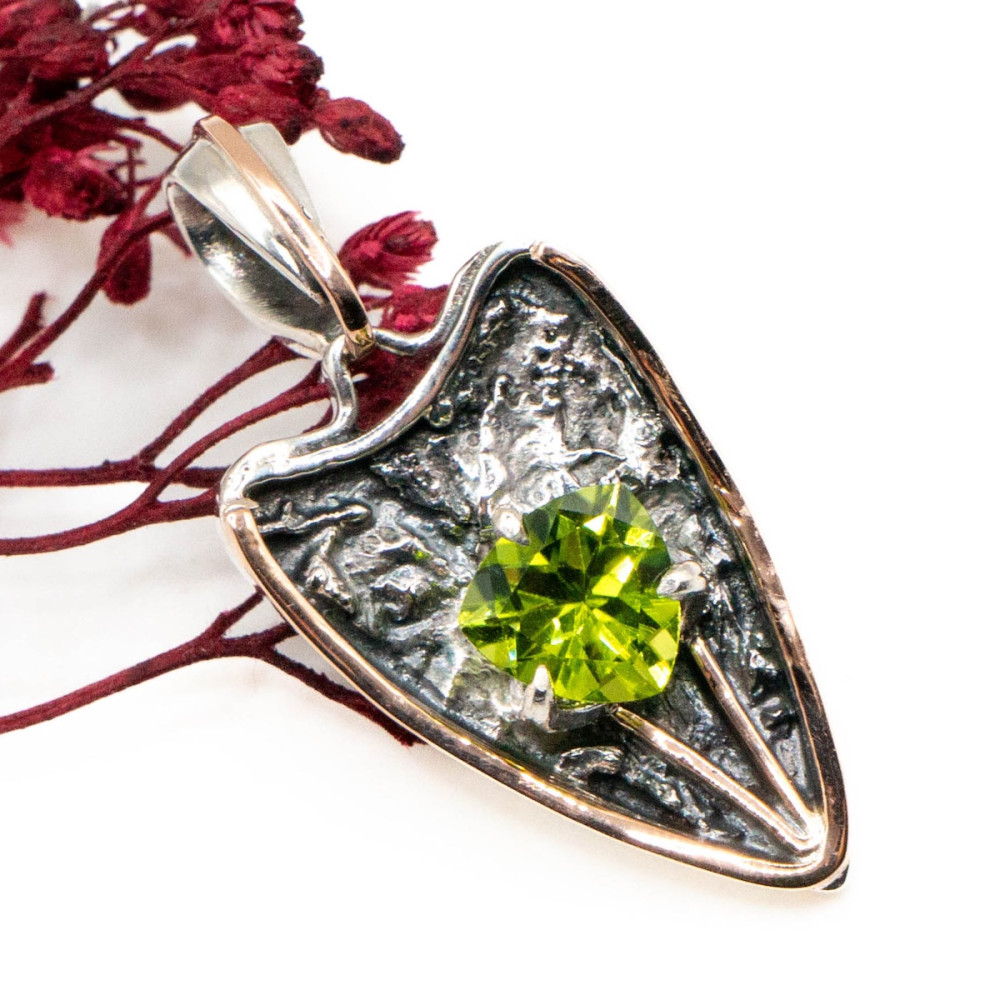 Срібний кулон із золотом та хризолітом у вишуканій огранці