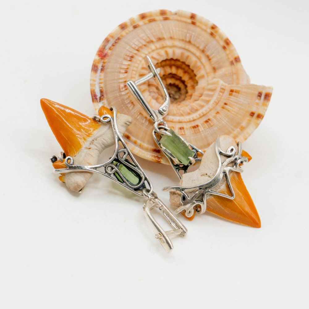 Срібні сережки з турмаліном та зубом акули