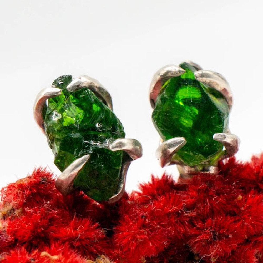 Маленькі срібні сережки-пусети з хромдіопсидом