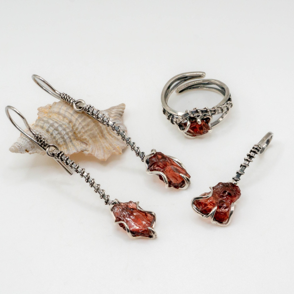 Срібний авторський комплект з натуральним гранатом — сережки, каблучка та кулон