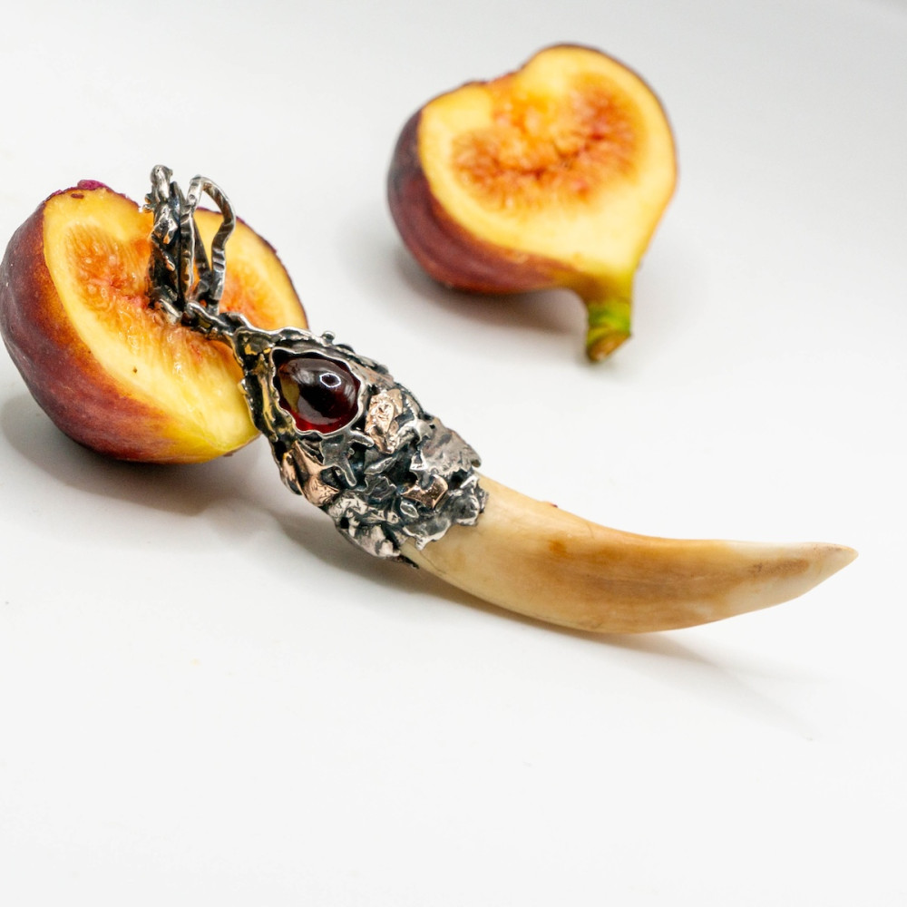 Кулон з іклом вовка, обрамлений сріблом з витонченими золотими акцентами та гранатом