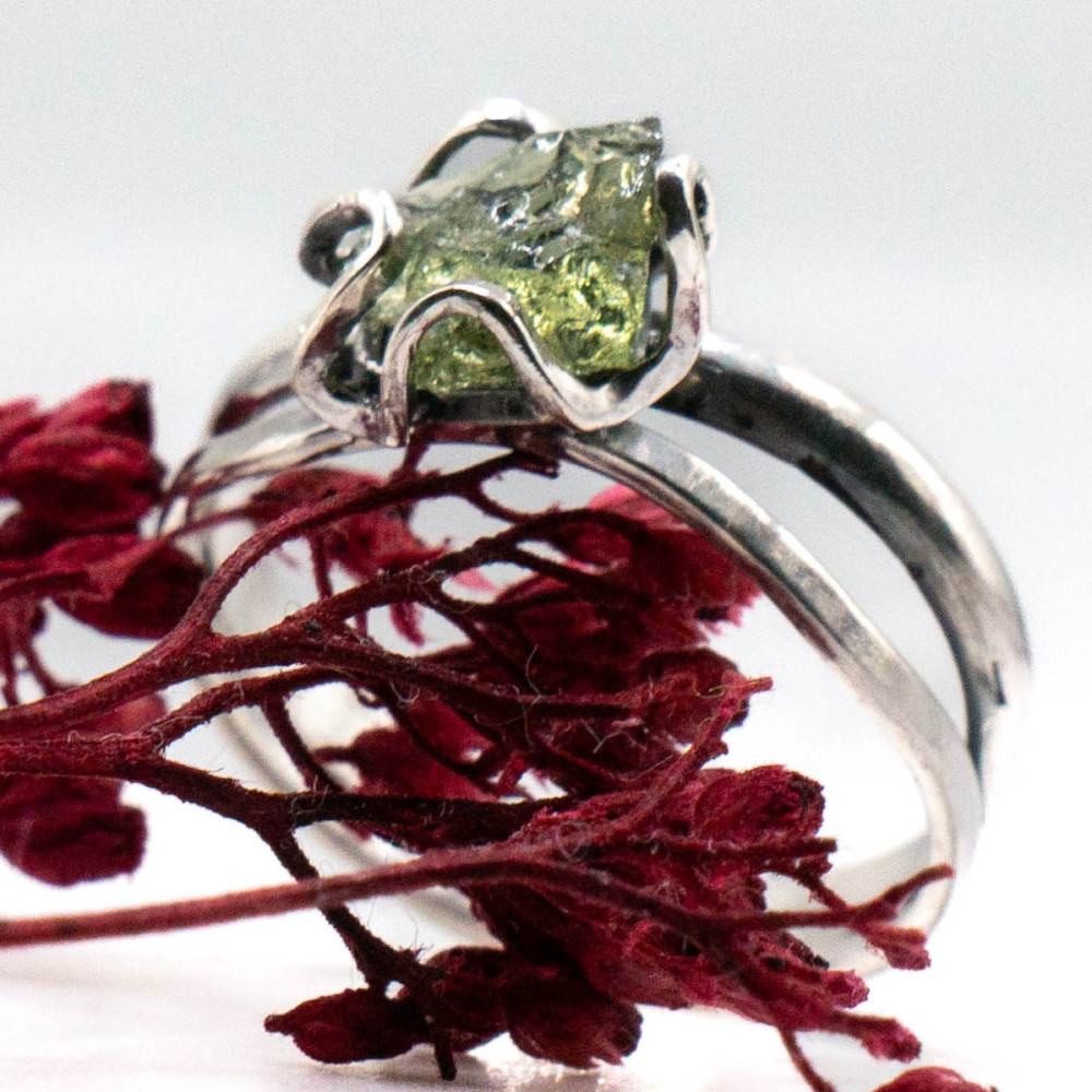 Повітряна авторська каблучка зі срібла з молдавитом