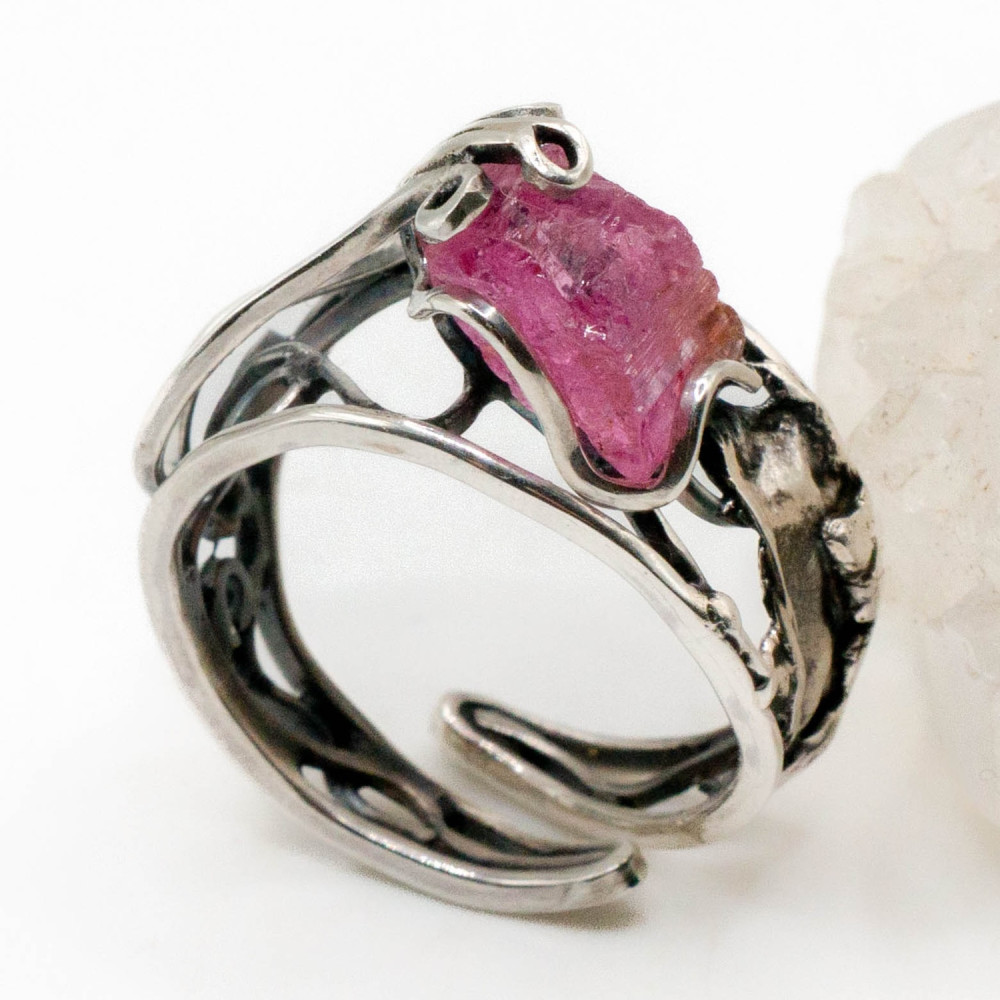 Каблучка з кристалом рожевого турмаліну — авторська прикраса ручної роботи
