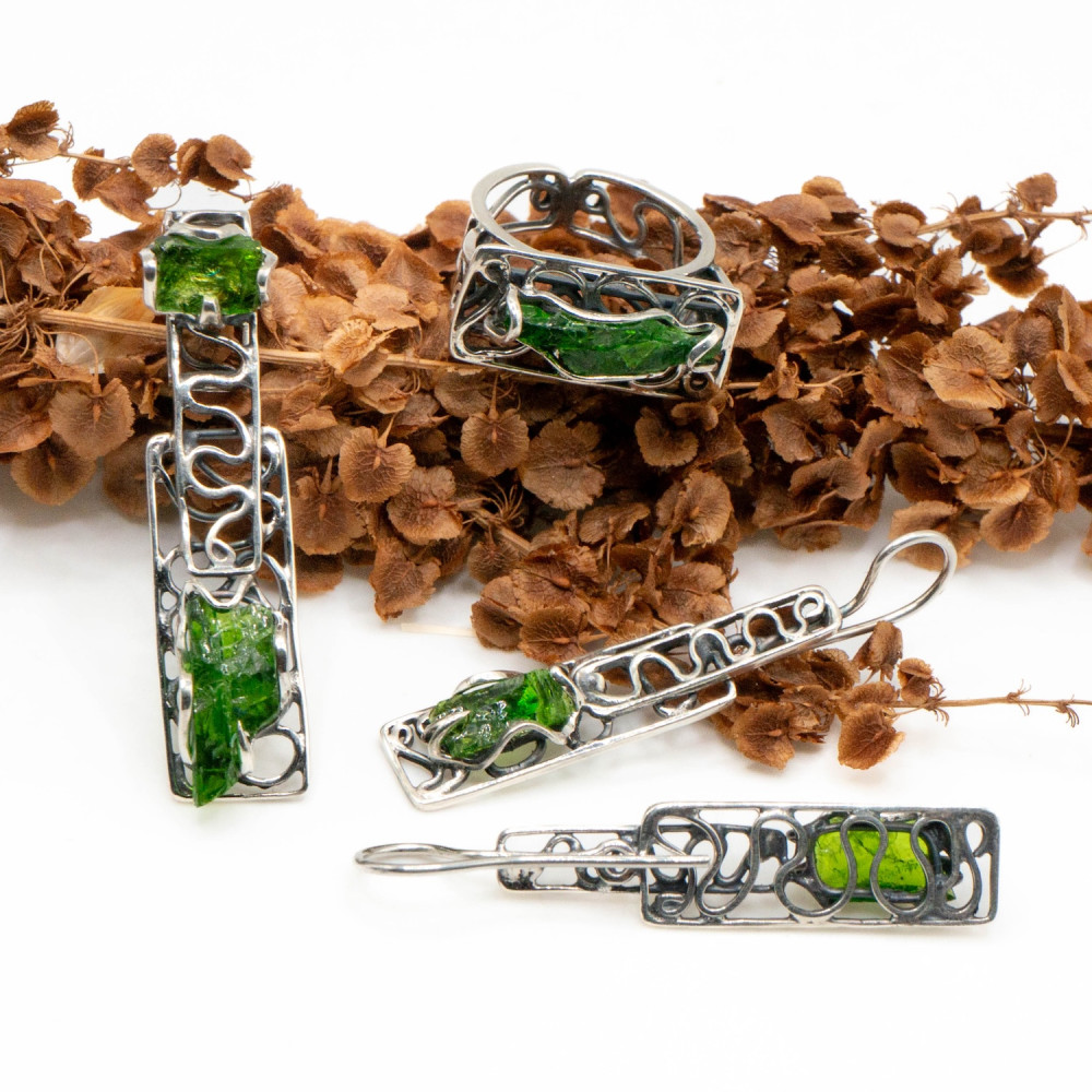 Комплект з хромдіопсидом у сріблі — авторська робота