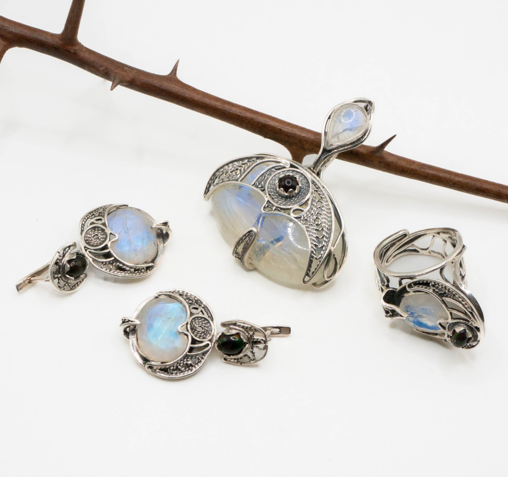 Комплект прикрас з місячним каменем та чорним опалом — авторська робота Komarov Jewelry
