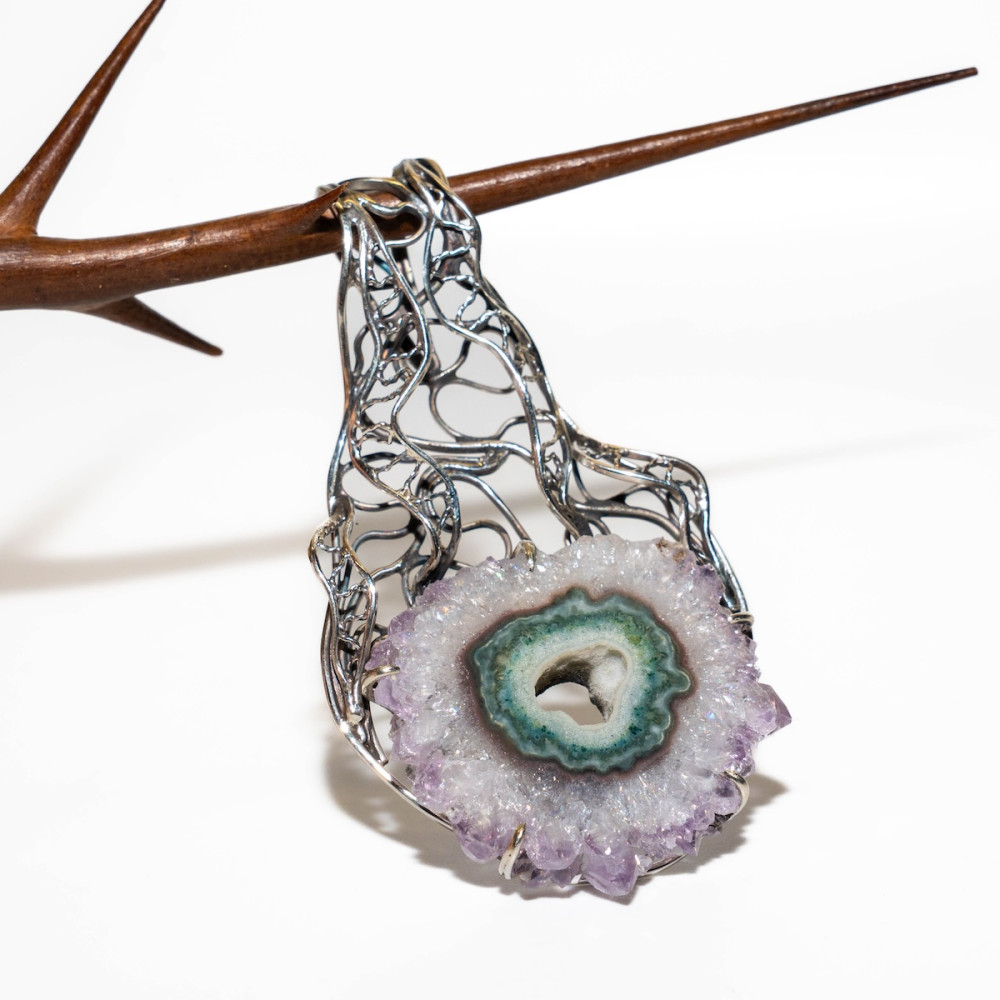 Срібний кулон з аметистовою трояндою — це справжня ода природній красі