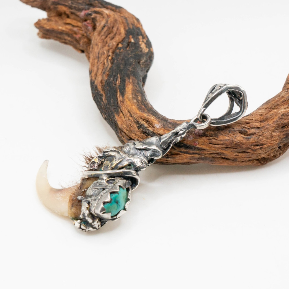 Срібний кулон із кігтем рисі та натуральною бірюзо