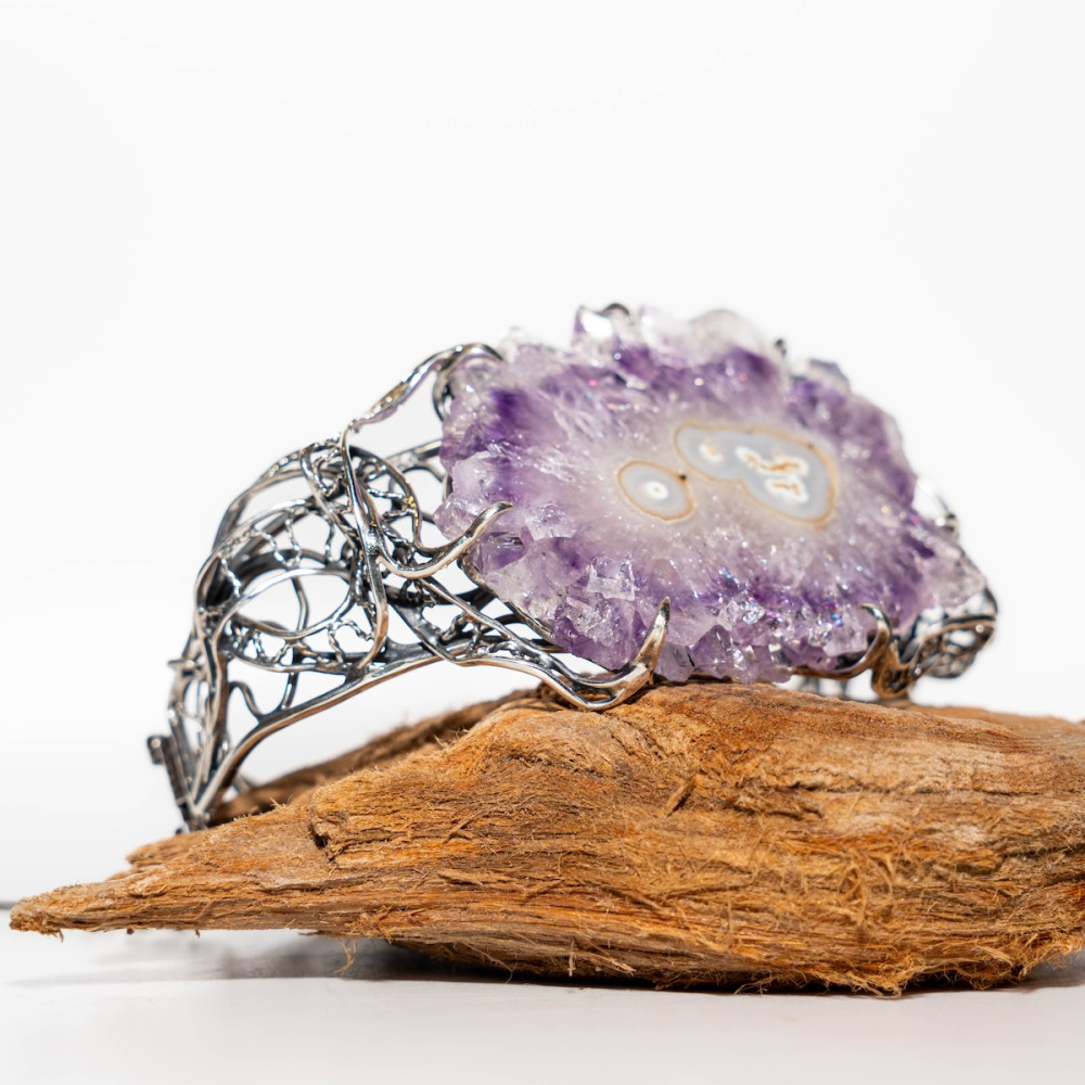 Широкий срібний браслет з аметистовою трояндою