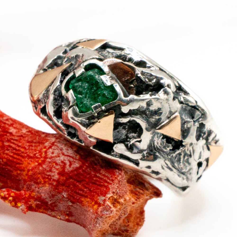 Фактурні срібний перстень зі смарагдом необробленим, декорований золотом