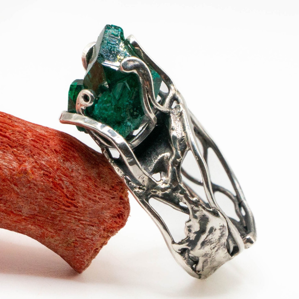 Каблучка з кристалом діоптазу — авторська робота Komarov Jewelry