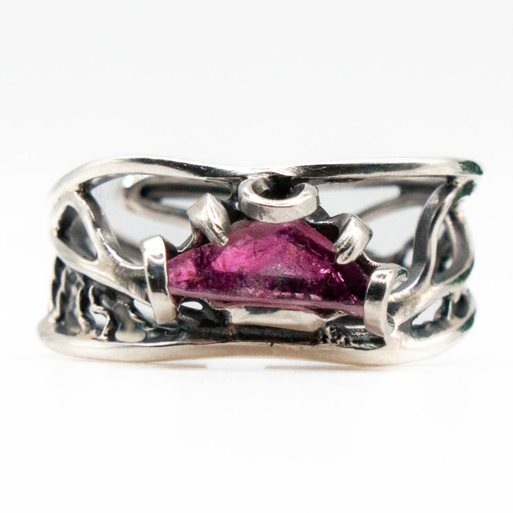 Срібна каблучка з рожевим турмаліном — прикраса з живою душею