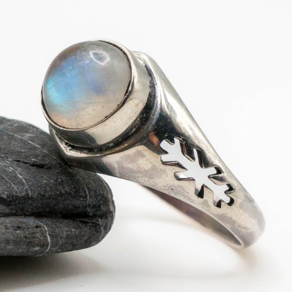 Каблучка з круглим місячним каменем