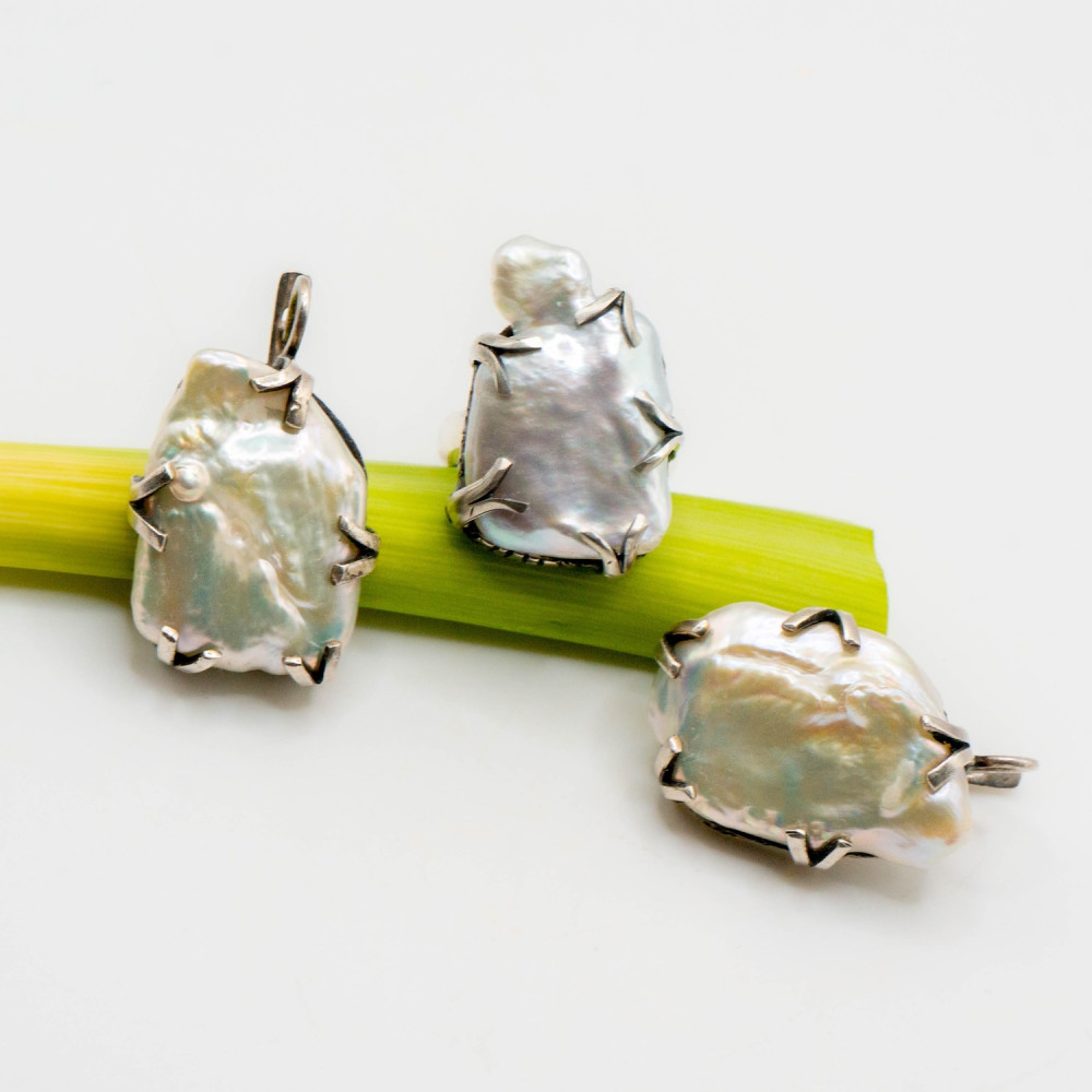 Ювелірний комплект з бароковим перлом — каблучка та сережки